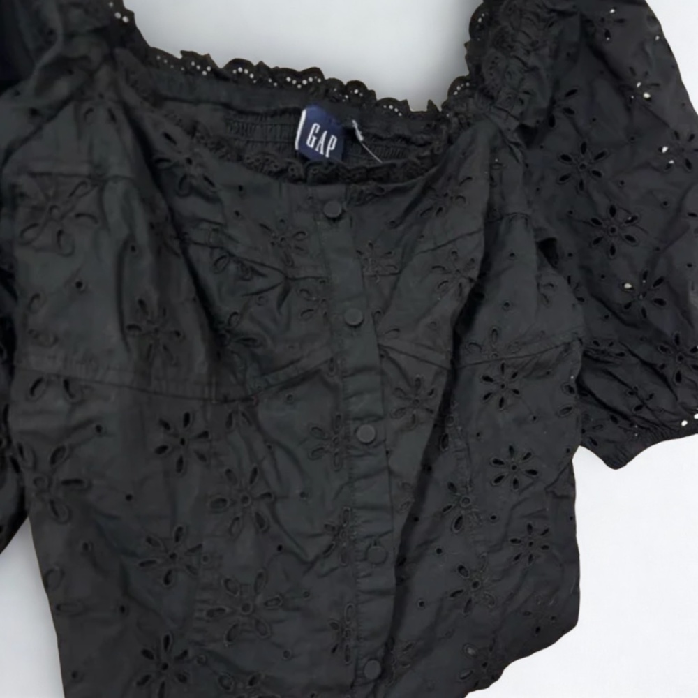 Gap Eyelet Top